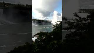 Croisiere Niagara Falls bateau américain en bleu et Canadien rouge.