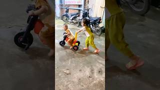 Chị em chơi trước sân #shorts #shortvideo #otodriver #cute #funny #baby #giadinh #funnyshorts