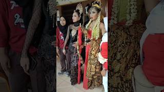 ratu ular di arak keliling kampung