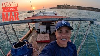 PESCARIA NO ALTO MAR - TODA HORA TINHA PEIXE NA LINHA - PREPARAMOS O PIRÃO NO BARCO !