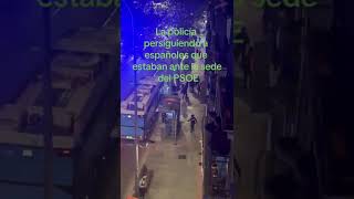 La Policía persigue a los manifestantes por ejercer su derecho a la protesta.