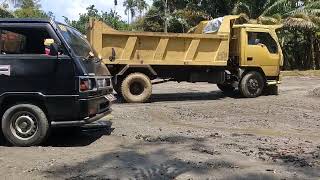 Mobil angkutan pasir di Aceh mengantri nunggu giliran.