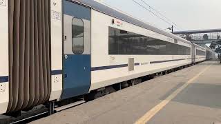 22458 DDN - ANVT VANDE BHARAT EXPRESS VIA SAHARANPUR JUNCTION. #indianrailways #newera #travel