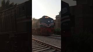 The King👑Locomotive🥰Of Pakistan Railways l Age-30 Blue Tiger🐅Full in Mood🔥Great Chugging Sound🔥🔥🔥