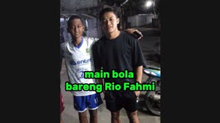 Agam bertanding main sepak bola