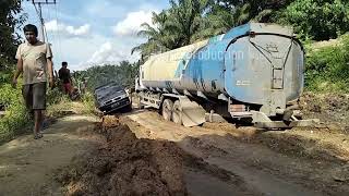 Fuso CPO sudah gak bisa gerak, L300 terobos lewat samping