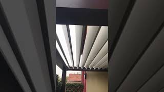 PERGOLA BIOCLIMATICA IN ALLUMINIO CON LAMELLE ORIENTABILI A TENUTA STAGNA