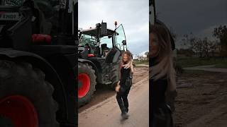 Wer FENDT fährt führt 😌🫱🏼‍🫲🏾 #fun #baustelle #maurer #traktor #fendt #bulldogs #girl #farming