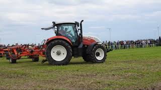 Steyr 4130 Profi CVT  en een Kuhn GF13003 T