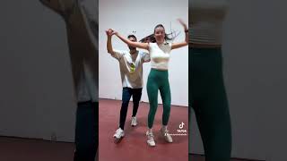 Bailando UNA VIDA PASADA Camilo Cariño Leon