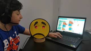 Control emoji face with voice recognition by using microbit and kittenblock