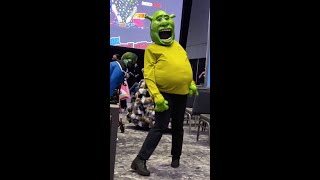 Star Shrek dancing cosplay at NYCC 2022 - New York Comic Con #NYCC #Cosplay #Shrek