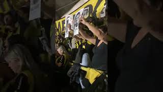 URUGUAY: LA  HINCHADA DE PEÑAROL CON LAS FOTOS DE LAS Y LOS DESAPARECIDOS