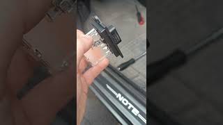 Nissan Note e11 wymiana rezystora nawiewu // replacing the blower motor resistor