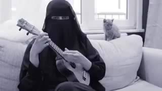 Yemeni girl play guitar,