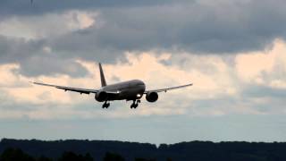 Landing of a Qatar B777 performing a long wheelie (~13s) [Full HD]