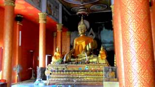 Rituel Bouddhiste a l’intérieur d ' un temple   (Laos)