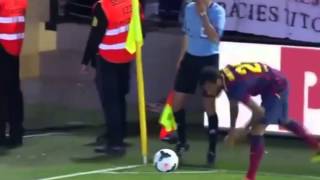 Dani Alves eats banana thrown from public - Dani Alves banana Come Platano!