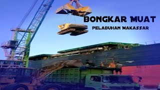 Proses Bongkar Muat di Pelabuhan