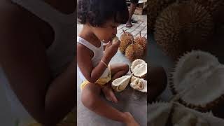 Kakak orin dan adek shanum makan duren