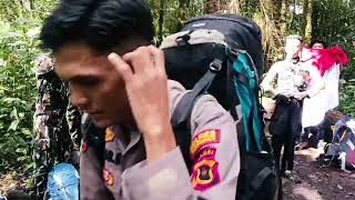 Pengibaran Bendera Merah Putih di puncak Gunung Kerinci