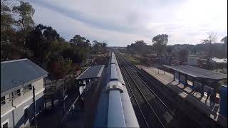 tren línea san Martín saliendo de la estación palomar