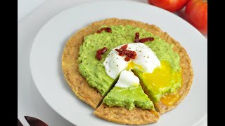 Low Carb Thunfisch Avocado Pizza mit poschiertem Ei