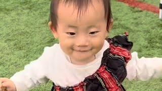 Super cute Japanese baby girl's first steps よちよち歩きの赤ちゃん　一生懸命泣かずにてくてく　かわいい