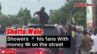 Shatta Wale showers fans with a bunch of money on the street.🔥🔥