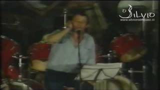 Silvio Rodríguez - Un hombre se levanta