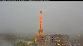 La Tour Eiffel colpita da un fulmine durante la tempesta