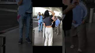 #suhanakhan #sharukhkhan #daughter #spotted #airport #selfie with fans #short #video #viral