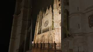 ❄️ Nieva en #León 🦁 una de las catedrales más bellas del mundo - empieza a nevar mucho 😱