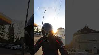 Ein schöner Song beim Fahren in der Sonne mit dem Motorrad