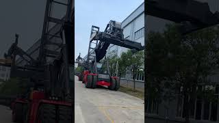 2 units 45 ton container reach stacker and 1unit empty container handler are waiting for shipment