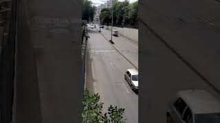 Смотрю с трамвайного моста в центре Пятигорска на главную дорогу города