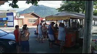 sábado em peruibe calor povo reúnem pra toma sorvete sabor da infância.