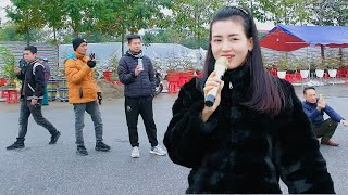 Xuân Xuân Ơi Xuân Đã Về - Em Gái Xuống Phố Hát Nhạc Xuân Làm Triệu Con Tim Phải Thổn Thức - Thanh Hà