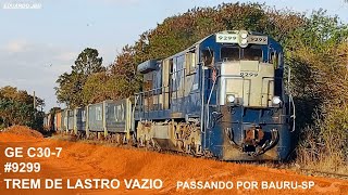 Trem de lastro vazio liderado pela GE C30-7 9299 passando por Bauru-SP 12/07/2023