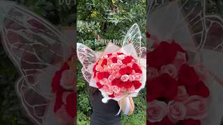 Butterfly Ramo Buchon 🦋 🌹what do you think of this New trend? 50 red&pink roses with butterfly 🦋