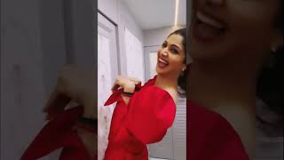 Shilpa Shetty loves her slim waist #shortvideo