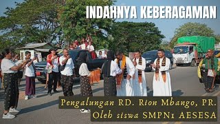 Pengalungan RD. RION MBANGO, Pr. Oleh Siswa SMPN 1 Aesesa