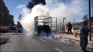 Se incendia remolque de trailer que transportaba cartón sobre la vía corta