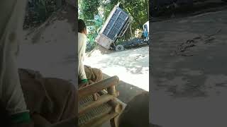 detik detik dump truck nyangkut pas bongkar muatan  #shortvideo  #dumptruck  #truck