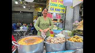 Ba gánh bún riêu cua đồng, bún cá siêu đông khách dưới chân núi Sam, nơi Bà ngự linh thiêng