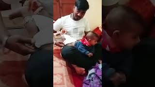 #short video cute baby and😘🥰 papa 🙂👉 Pampers pehnate hue dekhiae