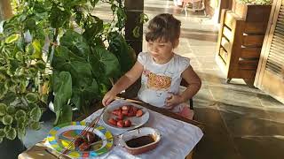 María preparando Moranguinho [vovó Jussara]