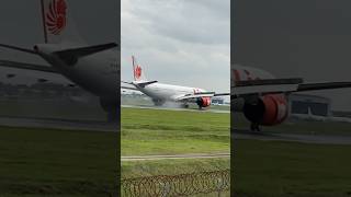 Detik-detik LION AIR landing saat landasan basah‼️