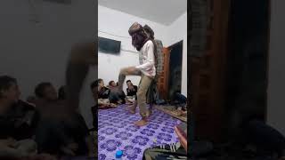 له ساعة يعلمه رقصة السامبا وبالأخير قلب لحجي هههههههه