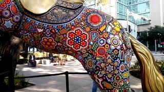 Caballo hecho de chaquiras, arte huichol forma parte de la cultura mexicana.